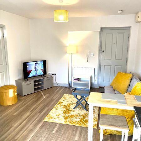 Stylish Cosy And Bright Apartment - Fantastic Location - Perfect For Business Or Solo Travellers Bishop's Stortford Buitenkant foto